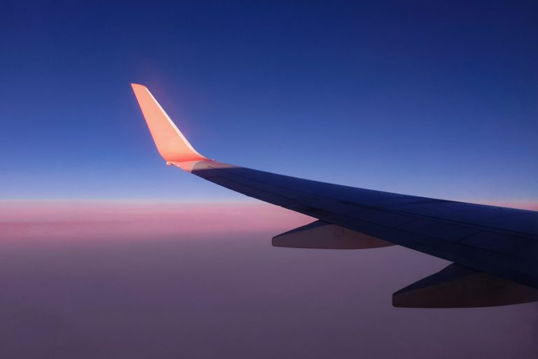 Jet lag: Svelati i segreti per viaggiare senza stress attraverso i fusi orari.