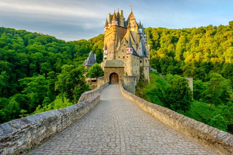 Rivelati: i 10 castelli più stupefacenti d&rsquo;Europa da visitare almeno una volta.