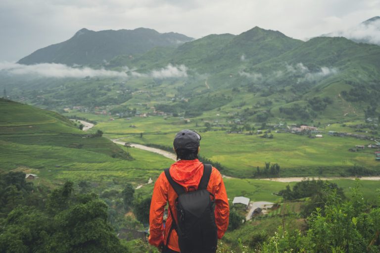 Esplora il mondo da solo: le 12 destinazioni più emozionanti per viaggiatori solitari.